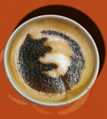 Café avec logo Firefox dessiné dans la mousse