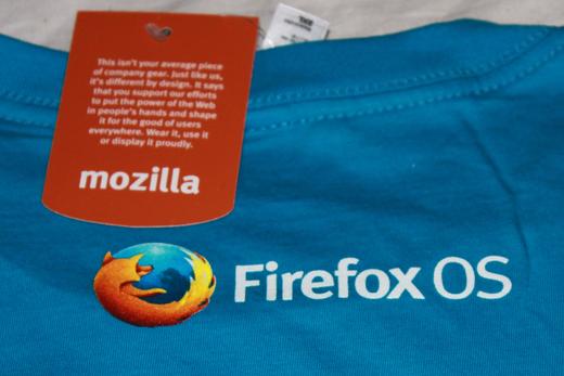 Firefox OS au dos du T-shirt de Mozilla